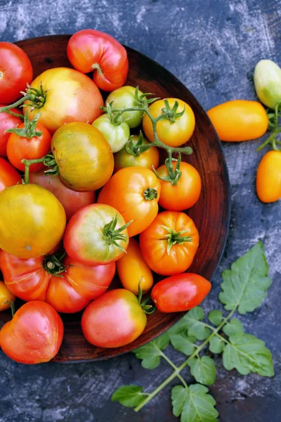 Różne Kształty Kolory Pomidorów Drewniane Miski — Zdjęcie stockowe