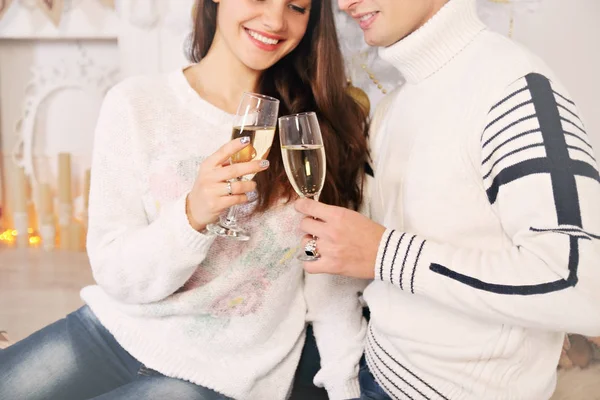 Homem Mulher Estão Segurando Copos Champanhe — Fotografia de Stock