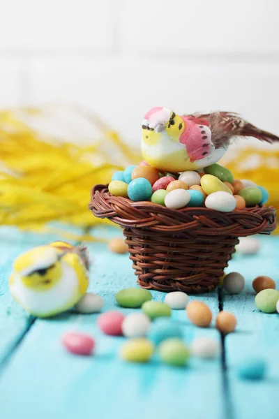 Pássaro Sentado Uma Pequena Cesta Uma Pilha Doces — Fotografia de Stock