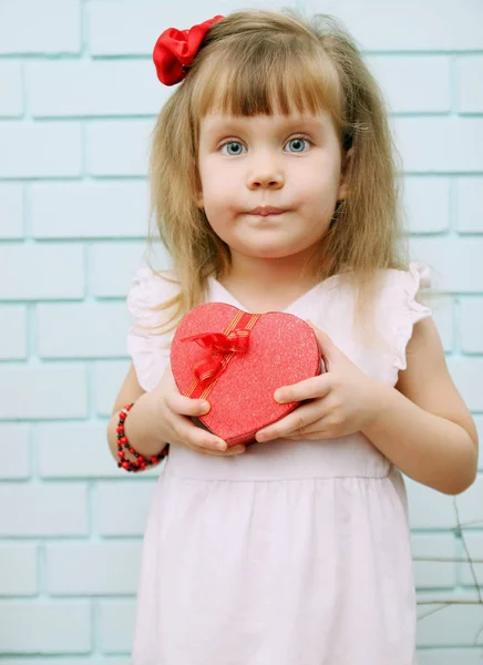 Petite Fille Dans Décor Festif Pour Saint Valentin — Photo
