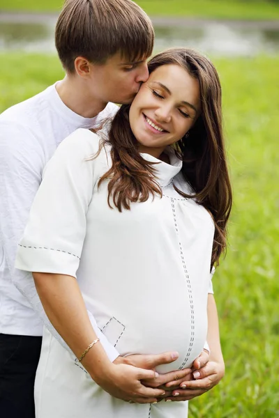 Unga Älskande Par Väntar Barn Mild Kyss — Stockfoto