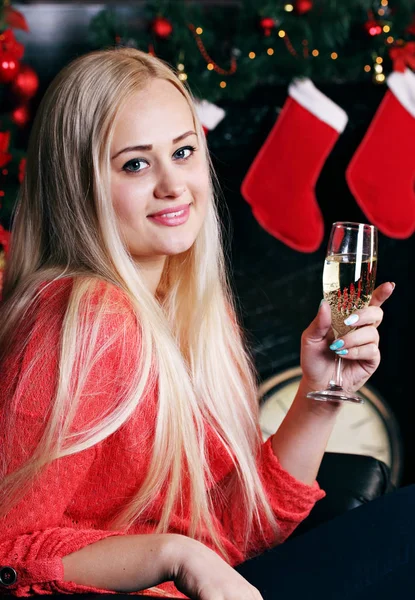Mujer Sonriente Vestido Rojo Con Copa Champán Sala Estar Fondo —  Fotos de Stock