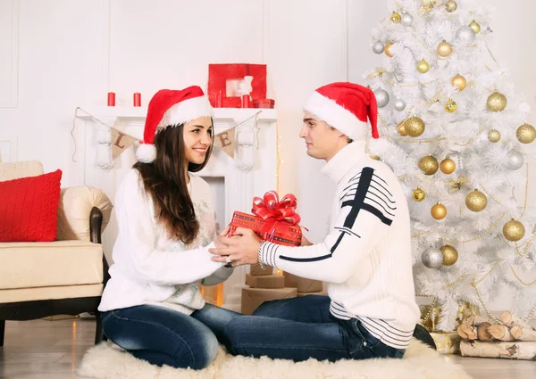 Mulher Presente Para Homem Natal — Fotografia de Stock