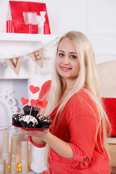 Long Haired Blonde Holding Festive Dessert Valentines Day — Stock Photo, Image