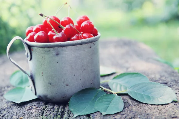 Cerezas Frescas Una Taza Metal Vieja —  Fotos de Stock