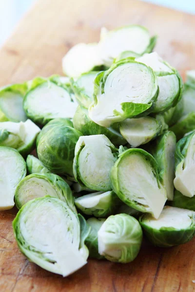 Rosenkohl Scheiben Auf Einem Holzbrett — Stockfoto