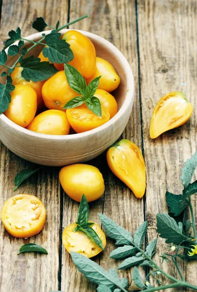 Tomates Amarillos Jugosos Frescos Una Tabla Madera —  Fotos de Stock