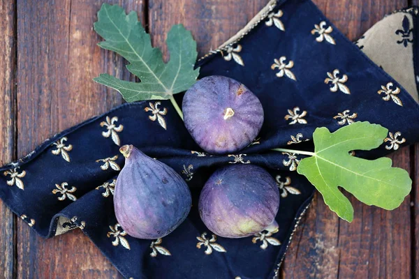 Purple Figs Black Napkin — Stock Photo, Image