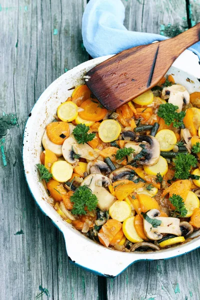 Gemüseeintopf Mit Pilzen Zwiebeln Und Karotten — Stockfoto
