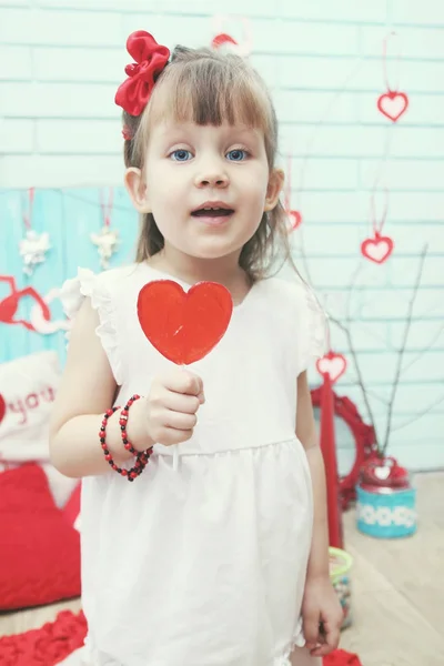 Mooi Meisje Houdt Een Lolly Vorm Van Hart — Stockfoto