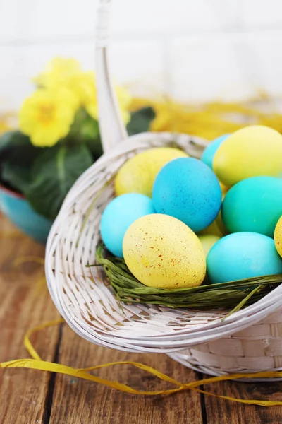 Wielkanocnym Koszyku Martwa Kolorowych Jaj — Zdjęcie stockowe