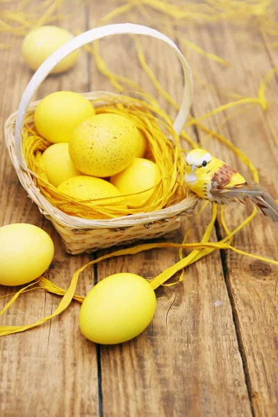 Osterstillleben Korb Mit Gefärbten Eiern — Stockfoto