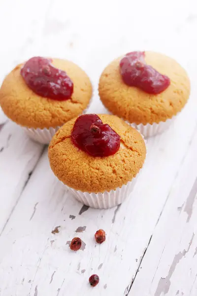 Rostige Muffins Mit Preiselbeermarmelade Auf Dem Tisch — Stockfoto