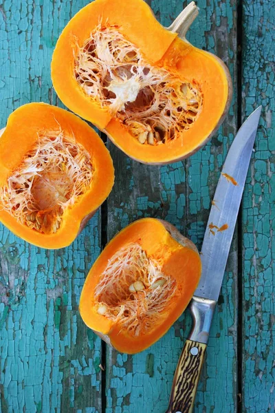 Saftiger Orangefarbener Kürbis Auf Einem Holztisch — Stockfoto