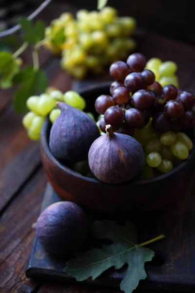 Figos Uvas Boliche Madeira Vida Morta Rústica — Fotografia de Stock