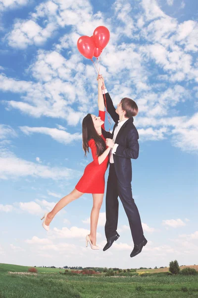男人和女人在气球在天空中飞翔 — 图库照片