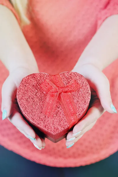 Caja Roja Forma Corazón Sus Manos Primer Plano —  Fotos de Stock