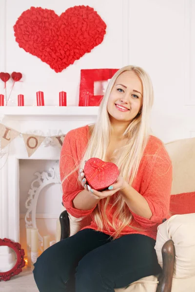 Mujer Rubia Con Una Caja Con Forma Corazón —  Fotos de Stock