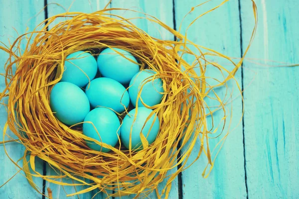 Osterstillleben Nest Aus Gefärbten Eiern — Stockfoto