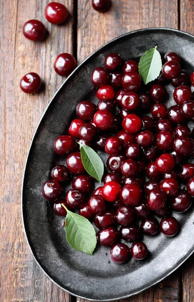 Ripe Juicy Cherry Metal Tray — Stock Photo, Image