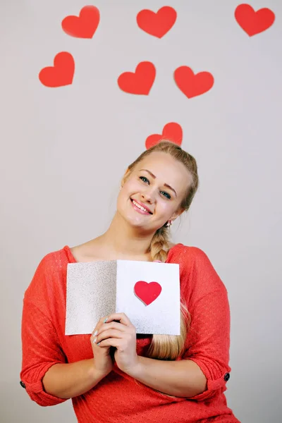 Joven Hermosa Mujer Rubia Sosteniendo Una Tarjeta Con Corazón —  Fotos de Stock