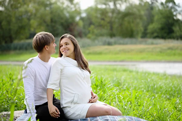 Jonge Liefdevolle Paar Wachten Baby Wandelen Buurt Van Rivier — Stockfoto