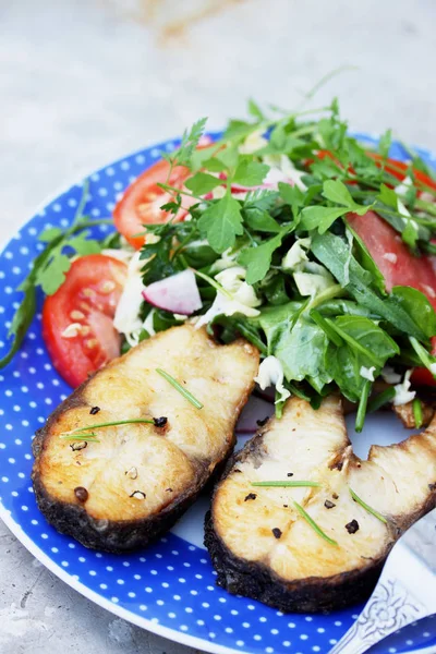 Grillade Biffar Gräs Karp Med Kryddor Och Örter — Stockfoto