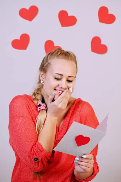 Joven Hermosa Mujer Rubia Sosteniendo Una Tarjeta Con Corazón — Foto de Stock