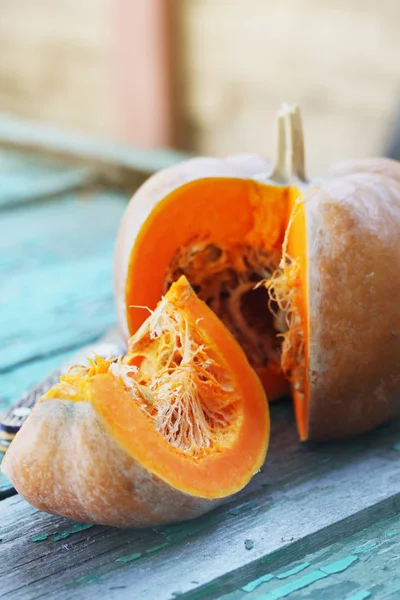 Saftiger Orangefarbener Kürbis Auf Einem Holztisch — Stockfoto