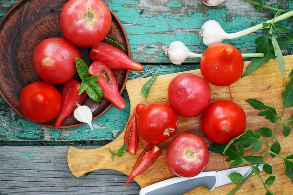 Świeży Soczyste Pomidory Czosnkiem Bazylią — Zdjęcie stockowe