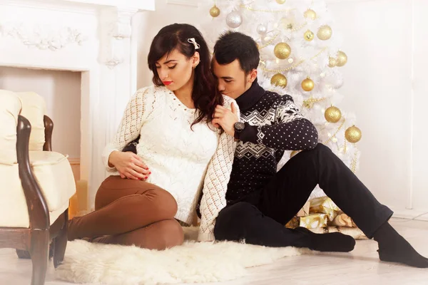Junges Schönes Paar Weihnachten Helles Interieur — Stockfoto