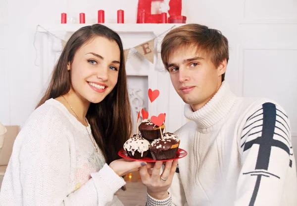 Man Och Kvinna Med Festlig Chokladkaka — Stockfoto