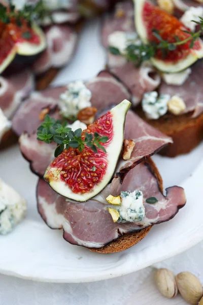 Бутерброды Салями Голубым Сыром Инжиром — стоковое фото