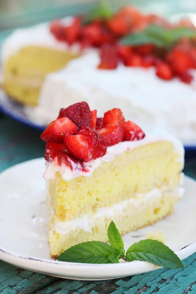 Kuchen Mit Schlagsahne Erdbeeren Und Minze — Stockfoto