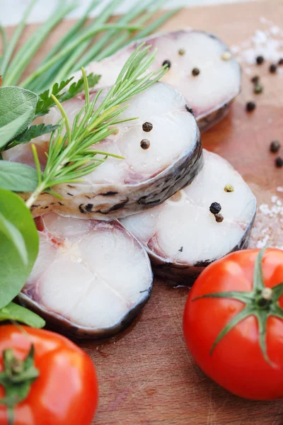 Carpa Peixe Bifes Crus Com Ervas Temperos — Fotografia de Stock