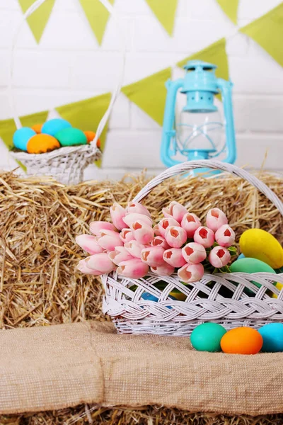 チューリップと着色された卵の花束とバスケット — ストック写真