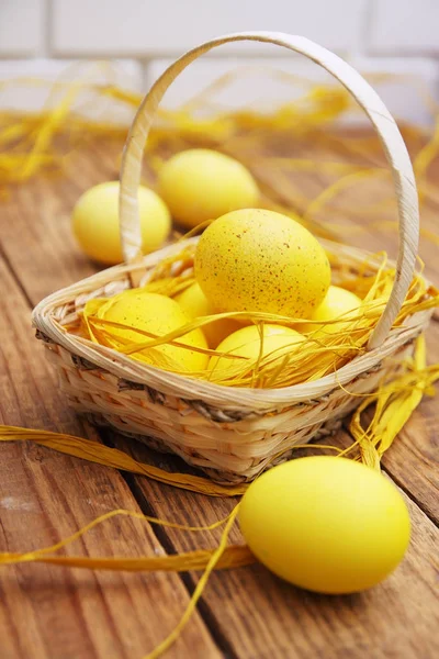 Cesta Pascua Huevos Colores —  Fotos de Stock