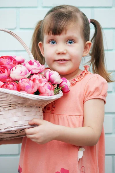 Niña Con Una Cesta Rosas Rosadas —  Fotos de Stock