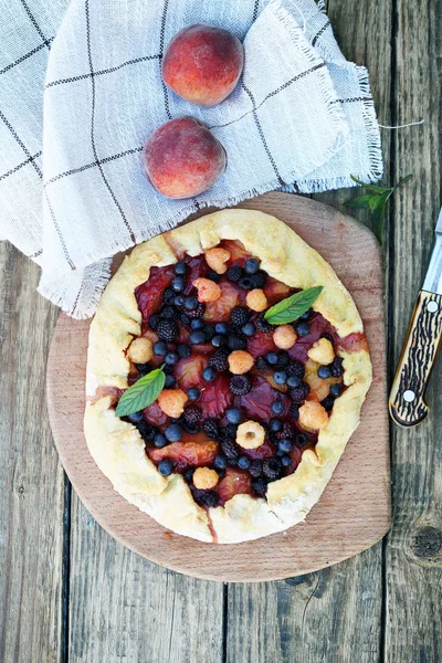 Tarta Casera Con Melocotones Moras — Foto de Stock