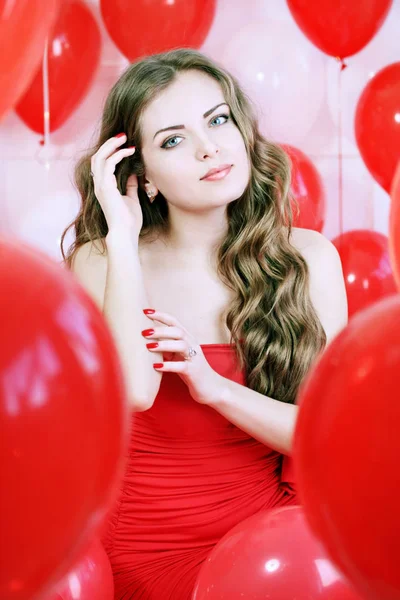 Hermosa Mujer Pelo Largo Con Grandes Globos Rojos —  Fotos de Stock