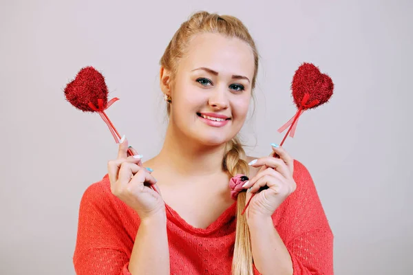 Mooie Vrouw Gesloten Haar Ogen Harten Een Stokje — Stockfoto