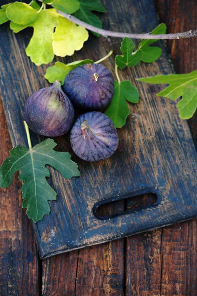 Purple Figs Wooden Board — Stock Photo, Image