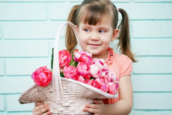 Μικρό Κορίτσι Ένα Καλάθι Ροζ Τριαντάφυλλα — Φωτογραφία Αρχείου