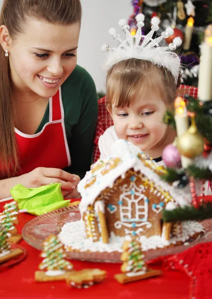 Mother Daughter Decorate Gingerbread House Christmas — Stock Photo, Image