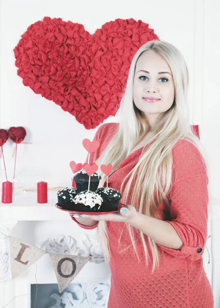 Långhåriga Blonda Innehar Festlig Efterrätt För Alla Hjärtans Dag — Stockfoto
