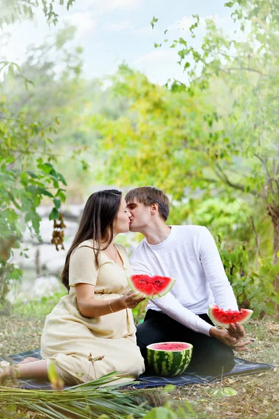 Jonge Liefdevolle Paar Wachten Baby Picknick Aan Rivier — Stockfoto