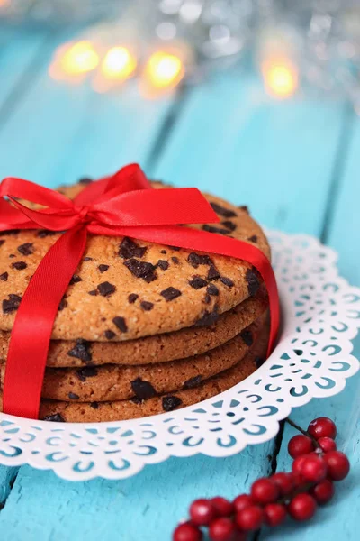 Des Biscuits Chocolat Attachaient Ruban Rouge Cadeau Sur Fond Bois — Photo