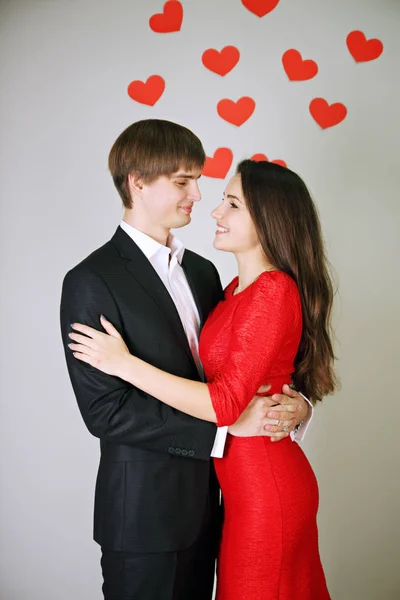 Belo Feliz Jovem Casal Abraçando Uns Aos Outros — Fotografia de Stock