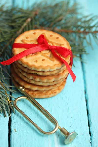 Shortbread Koekjes Gevuld Met Witte Chocolade Een Blauwe Achtergrond Kerstmis — Stockfoto