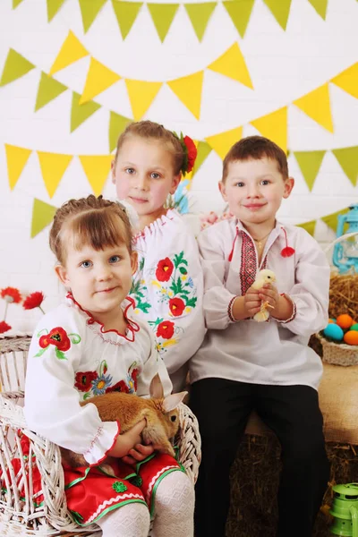 Paskalya Günü Dekorasyon Çocuklarda — Stok fotoğraf